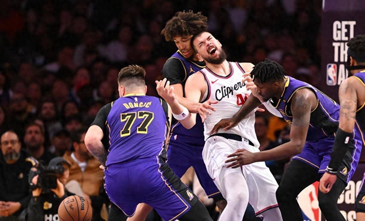 关于内马尔与50激战快船分钟，败北胜负难料！，莱万多夫斯基焦点对战气势如虹延续的信息